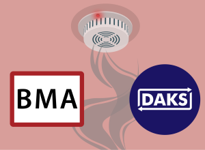 BMA- und DAKS-Logo vor einem Brandmelder und aufsteigendem Rauch